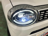 白く明るい光で夜間走行をサポートするLEDヘッドランプを搭載