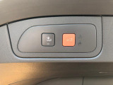バンパー下部への足先操作でオープン可能なハンズフリー電動テールゲート装備。両手で荷物を抱えている時などでも、便利に使えます。、