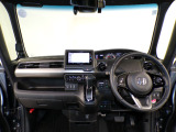 【ルームクリーニング】せっかく乗るならピカピカの車がいいですよね!当店は、他社では省きがちな細部に至るまで、徹底した清掃を行っております。