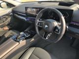 BMW 伝統のコックピットはドライバー志向で設計され、人間工学を駆使し、細部に到るまで設計されたコックピットを実現しました。