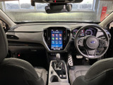 運転席からダッシュボードまで見渡せる室内で、前方の視界もすっきりしています。中央の画面や計器類が目に入りやすく、落ち着いた色合いで運転に集中しやすい空間です。