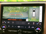 後方映像に加えて車両周囲の状況も画面で確認でき、駐車時の周囲確認を助けます。ガイド表示も備わり、限られたスペースでの駐車や切り返しを行う際に心強い装備です。
