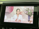 画面にはテレビ番組が表示され、停車中のひとときに映像を楽しめます。大きく見やすい画面で、車内での待ち時間も過ごしやすく、日常の移動に便利な装備です。