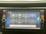DVD/CDやFM/AM、Bluetooth Audio、USB/iPodなど、複数の音源が画面に表示されています。