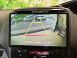 後方の様子を画面で確認しながら駐車をサポート。ガイドラインも表示されるため、車庫入れや狭い場所での後退時に目安として活用できます。周囲を目視で確認しながら、安全な操作にお役立てください。