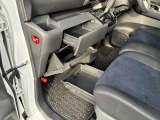 助手席のシート下に収納箇所がございますので普段使用するものや車検証ケース入れにしていただくにも便利です。