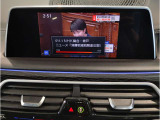 【ドライバーコックピット】人間工学に基づきドライバー中心にすべての操作パネルを設計。ドライバーが直感的に操作できる様にドライバー側にわずかに傾斜。常に運転に最適な姿勢/視線を保つ事が出来ます!