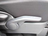 運転席シートには、ラチェット式のハイトアジャスターが付いています。