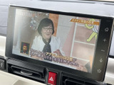 停車中にテレビ映像を視聴でき、休憩時間などを車内で過ごす際にも活用できます。画面内の表示も見やすく、停車中のひとときを楽しめる便利な装備です。