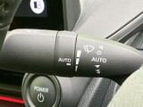 ワイパーやAUTOの表示がレバー上にまとまり、設定を目で確認しながら扱えます。雨天時など周囲の状況に合わせた操作に役立ち、天候が変わりやすい日のお出かけもサポートします。