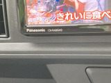 バックモニターが備わり、駐車や後退の際に車両後方の状況を画面で確認できます。目視とあわせて周囲を確認しながら操作できるため、狭い駐車スペースでの取り回しにも便利です。