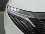 アダプティブLEDヘッドライトが明るく照らすので、夜間走行も安心