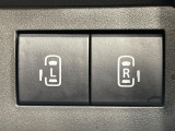 【両側パワースライドドア】スマートキーや運転席のスイッチで後席両側スライドドアの開閉が可能♪電動だから力を入れてドアを開ける必要が無く、小さなお子様でも簡単に開け閉めでき快適です♪