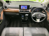 運転席と助手席が並ぶ前席は、視界を遮りにくいすっきりしたダッシュボード配置が特徴です。前方の確認がしやすく、座席まわりも落ち着いた色合いでまとまっています。