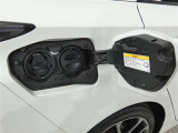 付属の充電ケーブルとご家庭の100V電源をつなげるだけで手軽に充電できます。