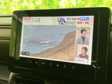 テレビ番組を画面いっぱいに表示でき、停車中の待ち時間には映像を視聴して過ごせます。画面内に時刻も表示されるため、休憩中に時間を確認したいときにも便利です。
