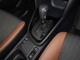 電動パーキングブレーキ・ブレーキホールドを装備してます。ホールド機能は信号待ちが多い一般道で疲労軽減になり、大好評です!