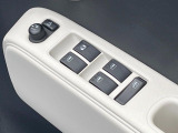 【電動格納ミラー】サイドミラーは電動格納式となっており、狭い駐車場でもキズがつくリスクを抑えられます。