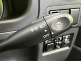 レバーには操作位置を示すマークが並び、運転席から確認しやすい配置です。周囲の明るさが変わる時間帯にも表示を把握しやすく、必要な操作を迷いにくい装備です。