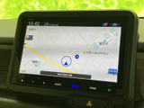 地図上に現在地の目印や道路情報が表示され、目的地までの経路確認に活用できます。画面内の情報を見ながら、行き先の確認をしやすいナビゲーションです。