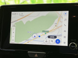 現在地や周辺の道路を画面上で確認でき、目的地までのルート確認にも役立つナビ画面です。地図表示が見やすく、初めて訪れる場所へのお出かけでも道順を把握しやすく、日々の移動をサポートします。