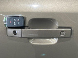 キーのボタンを押したり、キーをドアロックに挿入したりすることなく、車両に乗ることができます。これによりキーを見つけるためにポケットやバッグを探したり、アンロックボタンを押したりする必要が無くなります。