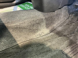 運転席側フロアカーペットに破れあります。