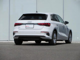 Audiが指定する独自の条件を全て満たした車だけが、認定資格を持つテクニシャンの手による100項目にも及ぶ点検・整備のプロセスを受け、お客様のもとへ届けられます。