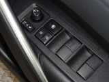 電動格納式ドアミラー・全席対応のパワーウィンドウを装備してます。