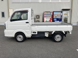 キャビンから荷台へ続くすっきりとしたシルエットが印象的。白いボディと直線を生かした荷台の造形が、働く車らしい実用的な雰囲気を演出しています。側面のまとまりも魅力です。
