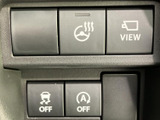 各種操作スイッチがまとまり、運転姿勢を保ったまま必要な機能を確認しやすい配置です。表示も見分けやすく、乗車前に内容を把握しておけば日々の操作に役立ちます。