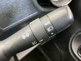 ステアリング脇に配置され、運転姿勢のまま手を伸ばしやすいレバーです。表示が見やすく、周辺のスイッチ類も含めて機能を把握しやすい設計で、日々の運転を支えてくれます。