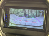 【バックカメラ】駐車時に後方がリアルタイム映像で確認できます。大型商業施設や立体駐車場での駐車時や、夜間のバック時に大活躍!運転スキルに関わらず、今や必須となった装備のひとつです!