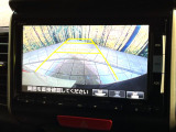 【バックカメラ】駐車時に後方がリアルタイム映像で確認できます。大型商業施設や立体駐車場での駐車時や、夜間のバック時に大活躍!運転スキルに関わらず、今や必須となった装備のひとつです!