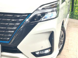 【LEDヘッドライト】悪天候や夜間走行時も良好な視界を確保し安心して運転できる高輝度LEDヘッドライトを装備!点灯速度が早く、消費電力も抑えられています。