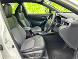 前席は視界が広く、運転席と助手席の間にもゆとりを感じるレイアウトです。シートは身体を支える形状で、乗り降りの際も座面や足元を確認しやすい室内です。