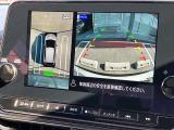 まるで真上から見ているような、視認性の良いアラウンドビューモニターです。駐車が苦手な方でもこれでらくらく駐車できますよ。