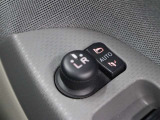 ドアの施錠・解錠に連動してドアミラーが自動で格納・復帰するオート格納機能を搭載しています。