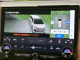 後方映像や車両周囲の表示を画面で確認でき、駐車時の安全確認に役立ちます。進行方向を選ぶ案内も表示されるため、車庫入れや出庫の際に周囲へ注意を向けやすい装備です。