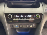 お好みの温度に設定すれば、車内の温度を検知し自動で調整してくれるオートエアコン!暑い、寒いと何度もスイッチを操作しなくても済みます☆☆