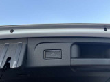 電動バックドアを装備。両手がふさがっていても、バンパー下に足を入れるだけでオープンできます