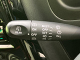 レバーには複数の操作位置が表示され、運転席から目で確認しやすい配置です。雨天時など視界確保が気になる場面でも、表示を見ながら扱いやすく日常で頼れる装備です。