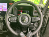 手元に複数のスイッチが配置され、ステアリングから各種機能へアクセスできます。視線を大きく動かさずに手元で操作できるため、日常の運転をサポートする装備です。