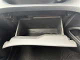 【グローブボックス】大容量のグローブボックスです!!車検証ケース他、日頃使う小物類の収納スペースもたくさんあります!