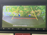 後方の映像にガイドラインが表示され、駐車時に周囲との距離感を確認する目安になります。画面を見ながら後方を把握でき、車庫入れや縦列駐車の際の安全確認を助けます。