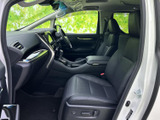 シートに座ると前方から左右まで見渡しやすく、落ち着いて過ごせる運転席まわりです。助手席にもゆとりのある座面が備わり、同乗者との会話を楽しみながら快適な移動をお楽しみいただけます。