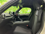助手席は視界が開けており、座面や背もたれの形状も確認できます。運転席との距離感も自然で、同乗される方にも落ち着いて過ごしていただける室内空間です。