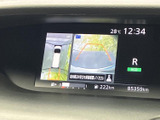 後方の映像に加え、周囲を見渡す画面も表示され、駐車時の位置確認を助けてくれます。画面上のガイドも目安になり、車庫入れや狭い場所での取り回しをサポートします。