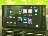 ラジオや電話、スマートフォン連携などの項目が画面に並び、目的の機能を見つけやすい構成です。ホームや設定の表示もあり、機能全体を確認しやすくなっています。