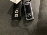 スマートキーを装備しています。鍵を差し込むことなくドアロックの開け閉めと、スタートボタン操作でのエンジンスタートができます。スペアキーも同じものを用意しております。